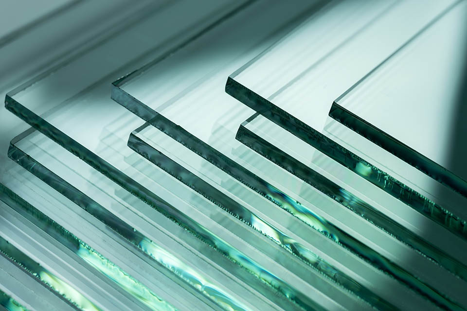 Glasfabriken produzieren Glas für Gebäude und Wohnungen. Es gibt viele verschiedene Stärken und Größen.